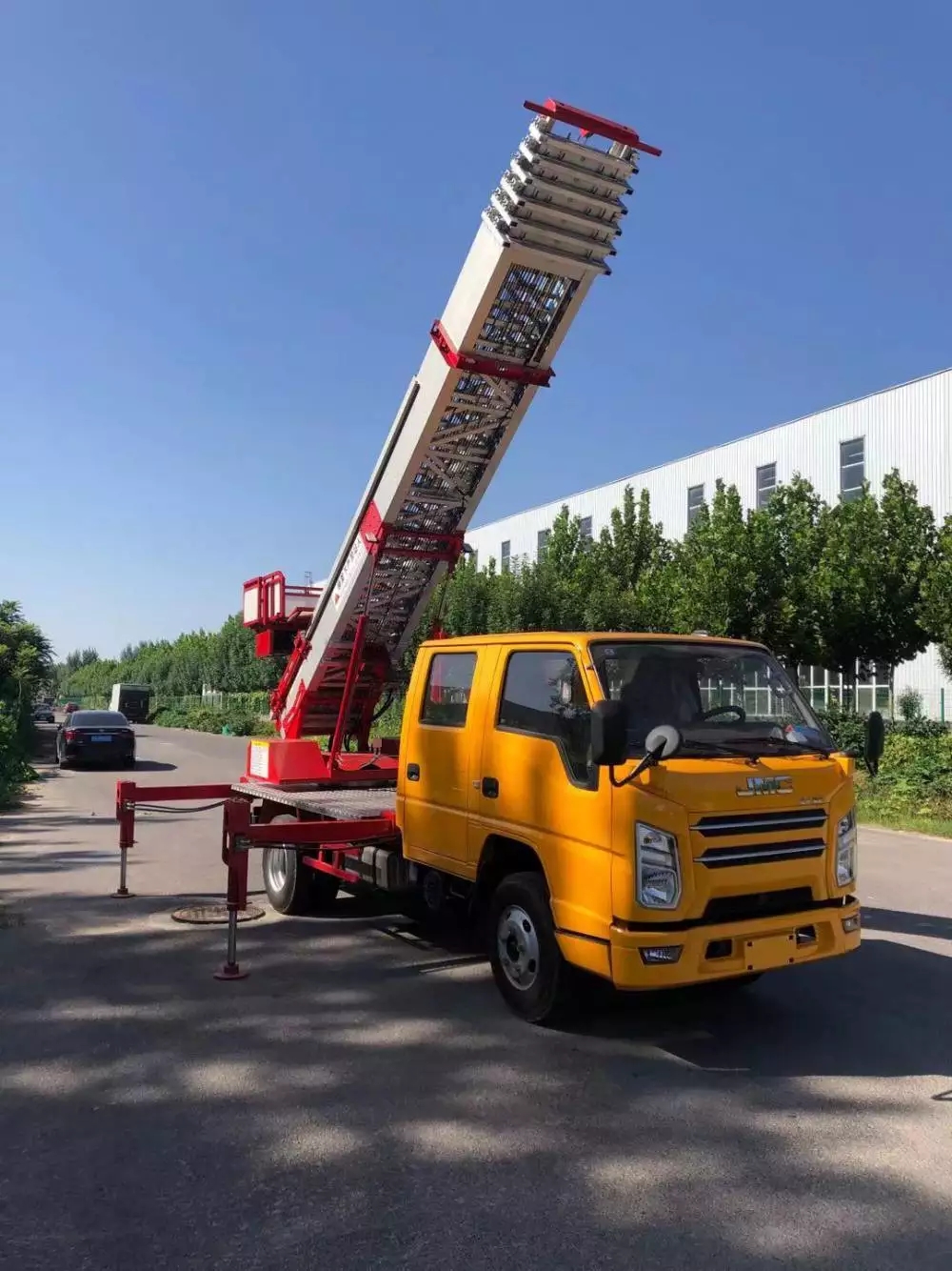 高阳县附近的云梯车出租服务：轻松解决高空作业需求